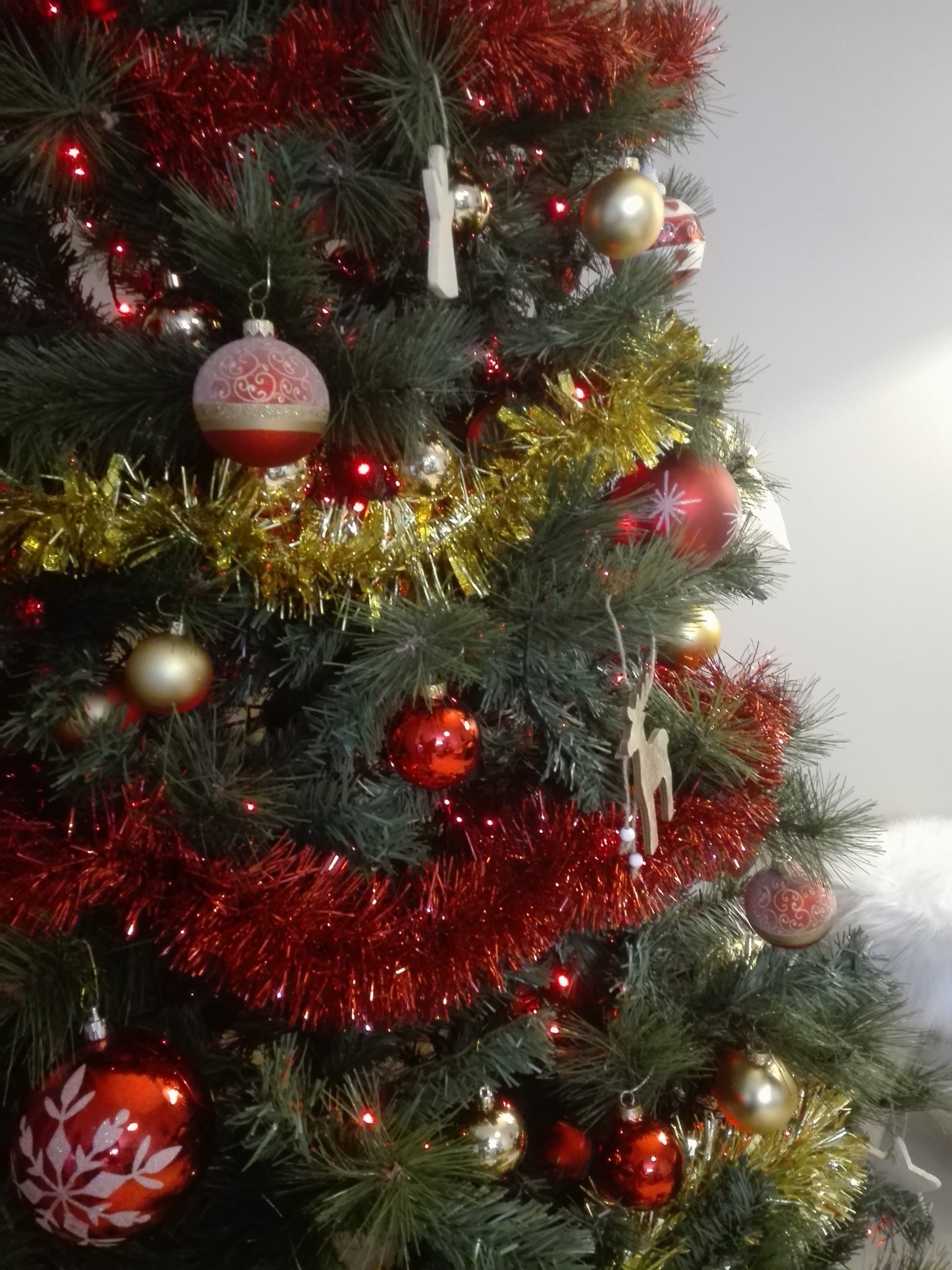 comment décorer le sapin de Noël en guirlandes lumineuses