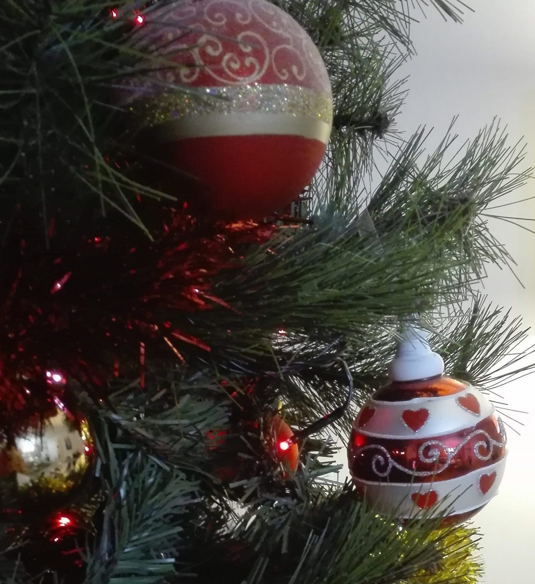 Dans quel ordre faut-il décorer son sapin de Noël ? Boules ou Guirlandes